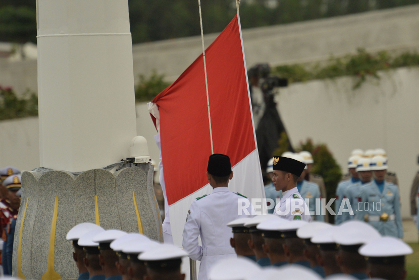 Bendera Pusaka Dibawa dari IKN ke Bandara SAMS Melalui Jalur Darat